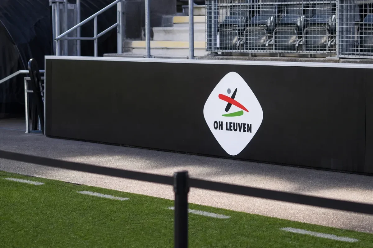 Lege zijlijn aan Den Dreef met een vast OH Leuven-stadionbord.