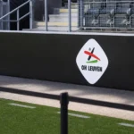Lege zijlijn aan Den Dreef met een vast OH Leuven-stadionbord.