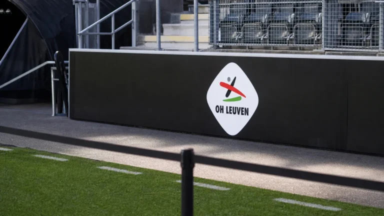 Lege zijlijn aan Den Dreef met een vast OH Leuven-stadionbord.