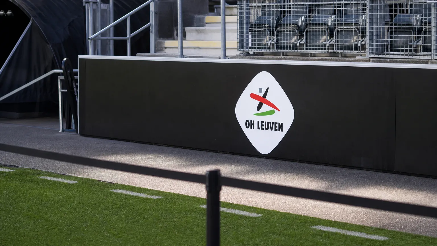 Lege zijlijn aan Den Dreef met een vast OH Leuven-stadionbord.