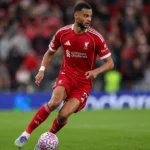 Cody Gakpo in het rode Liverpool-tenue tijdens een actie met de bal tegen Como.