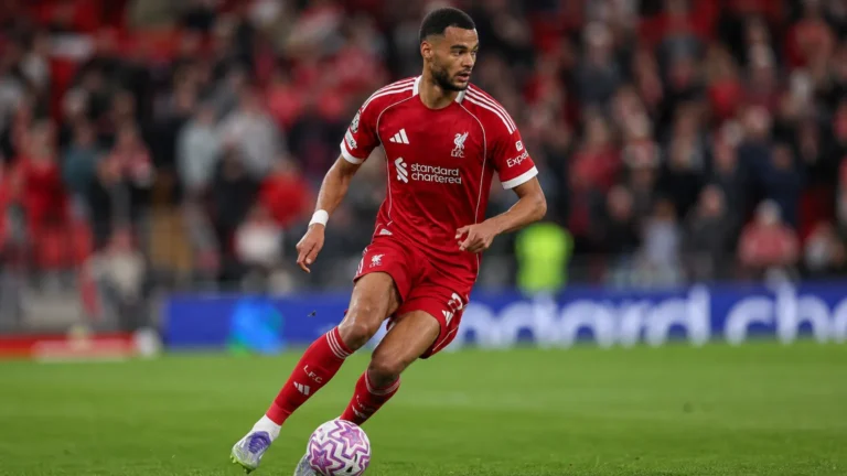 Cody Gakpo in het rode Liverpool-tenue tijdens een actie met de bal tegen Como.