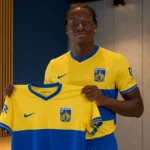 Felix Emmanuel Tsimba poseert met het shirt van KVC Westerlo.