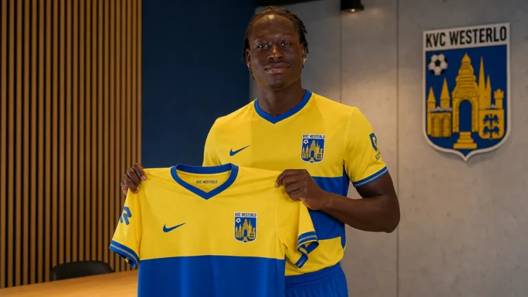Felix Emmanuel Tsimba poseert met het shirt van KVC Westerlo.