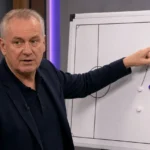 Marc Degryse bespreekt een hoekschopsituatie aan een analysetafel met een discreet RSC Anderlecht-embleem.