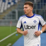 Ignace Van der Brempt tijdens een rustige warming-up aan de zijlijn in zijn Como-tenue.