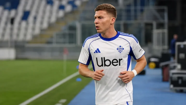Ignace Van der Brempt tijdens een rustige warming-up aan de zijlijn in zijn Como-tenue.