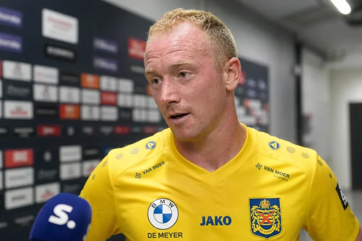 Een speler van SK Beveren spreekt na een Jupiler Pro League-wedstrijd met een verslaggever.