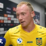 Een speler van SK Beveren spreekt na een Jupiler Pro League-wedstrijd met een verslaggever.