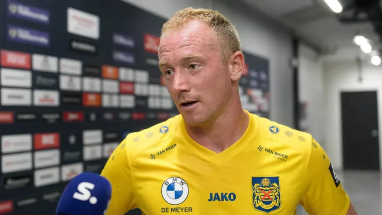 Een speler van SK Beveren spreekt na een Jupiler Pro League-wedstrijd met een verslaggever.