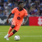 Jesse Bisiwu controleert de bal in het oranje tenue van FC Barcelona.