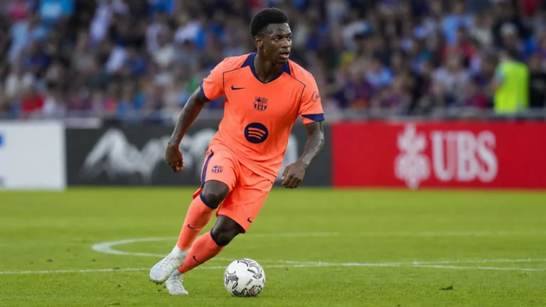 Jesse Bisiwu controleert de bal in het oranje tenue van FC Barcelona.