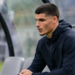 Matias Fernandez-Pardo zit geconcentreerd in de dug-out tijdens een oefenwedstrijd.