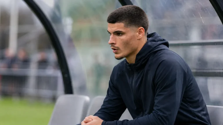 Matias Fernandez-Pardo zit geconcentreerd in de dug-out tijdens een oefenwedstrijd.