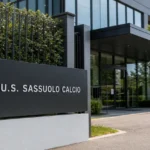 De ingang van het clubgebouw van Sassuolo met een discreet clubembleem.