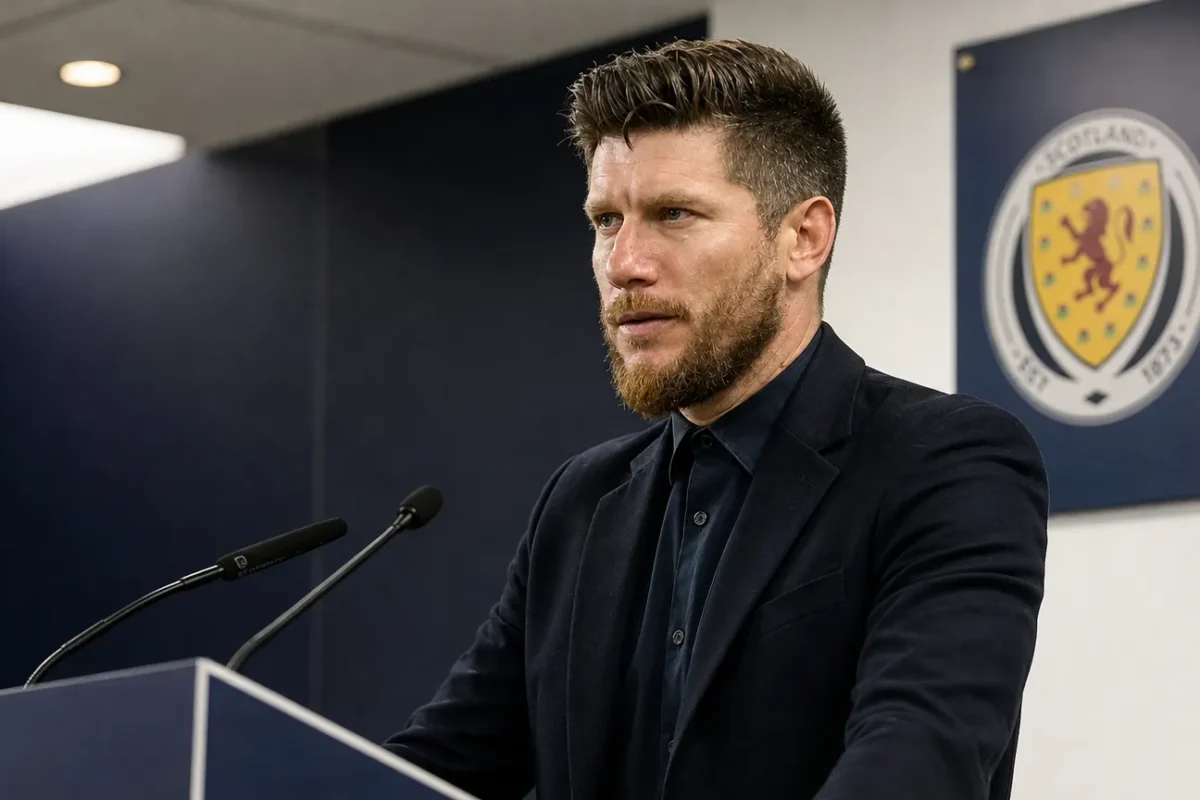 Sébastien Pocognoli spreekt als bondscoach op een persmoment van Schotland.