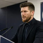 Sébastien Pocognoli spreekt als bondscoach op een persmoment van Schotland.