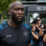 Romelu Lukaku bij de ingang van een trainingscomplex van Napoli.