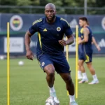Romelu Lukaku tijdens een groepstraining van Fenerbahçe op het trainingsveld.
