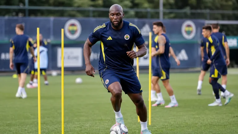 Romelu Lukaku tijdens een groepstraining van Fenerbahçe op het trainingsveld.