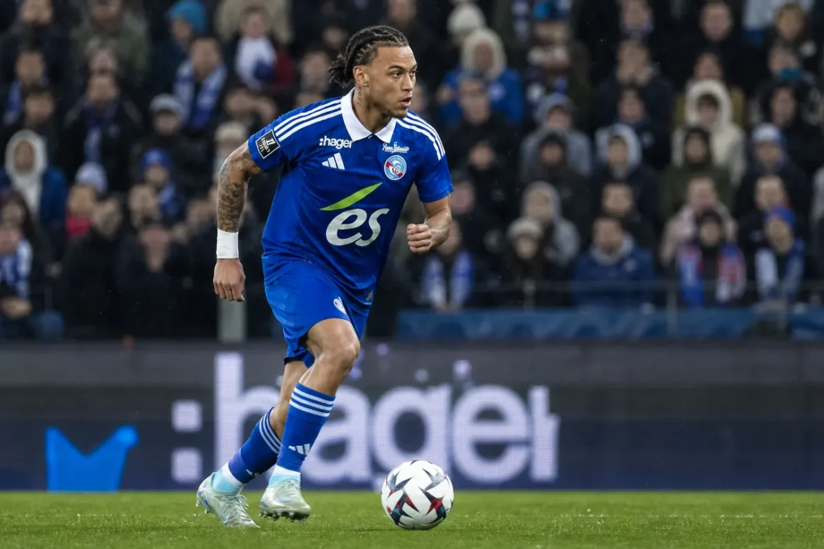 Diego Moreira in het blauw van RC Strasbourg tijdens een wedstrijdmoment.