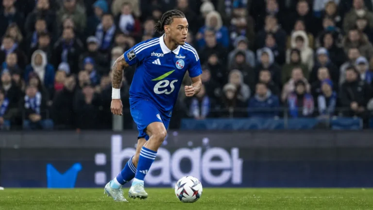 Diego Moreira in het blauw van RC Strasbourg tijdens een wedstrijdmoment.