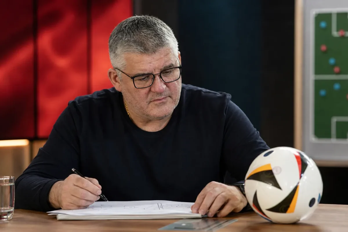 Philippe Albert aan een neutrale analysetafel met een voetbal.