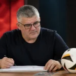 Philippe Albert aan een neutrale analysetafel met een voetbal.