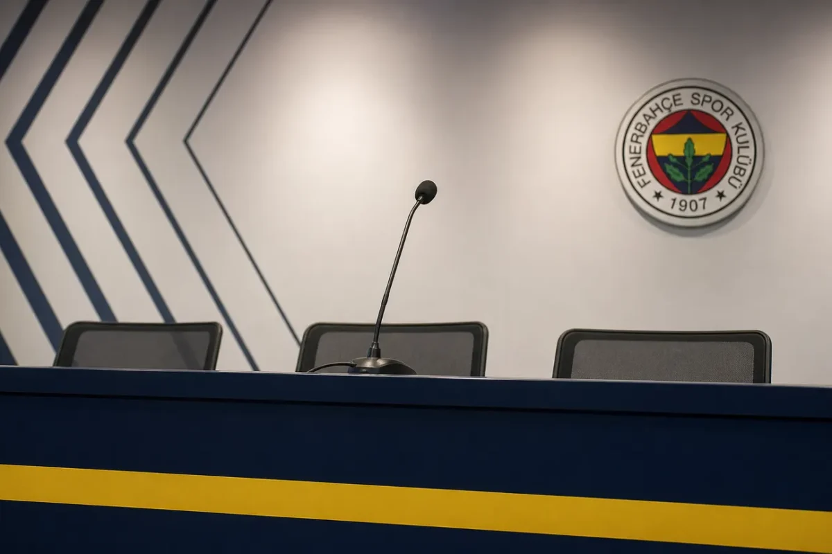 Een lege persruimte van Fenerbahçe met een microfoon en een discreet clubembleem op de achterwand.