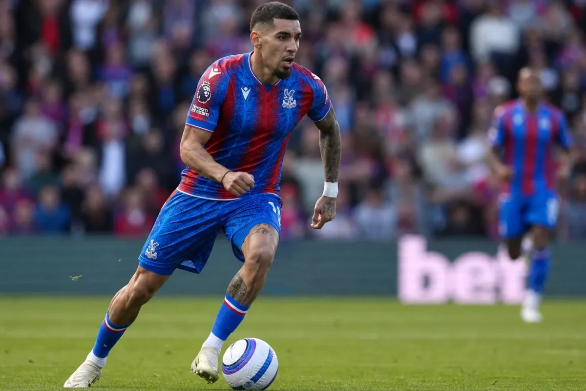 Daniel Muñoz in het shirt van Crystal Palace tijdens een wedstrijdactie.
