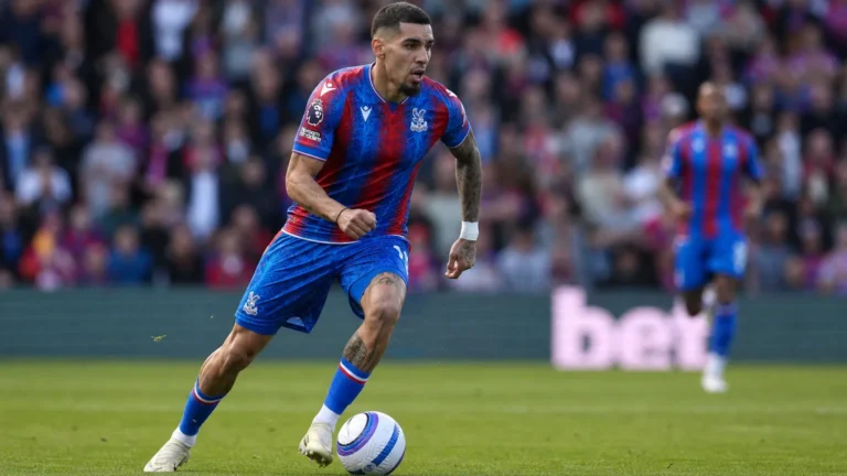 Daniel Muñoz in het shirt van Crystal Palace tijdens een wedstrijdactie.