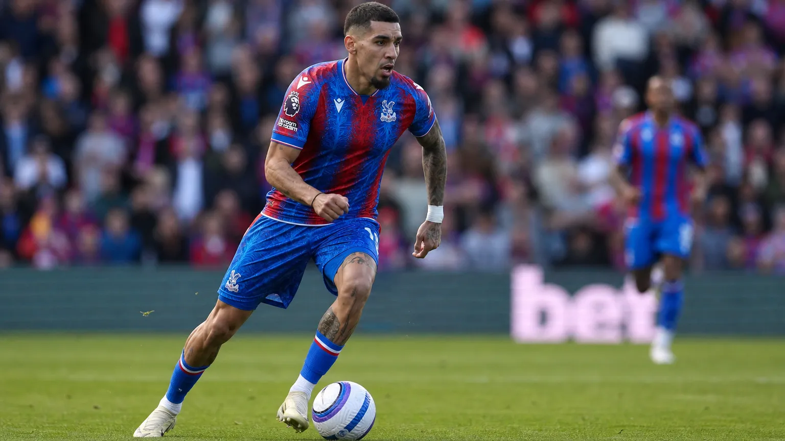 Daniel Muñoz in het shirt van Crystal Palace tijdens een wedstrijdactie.