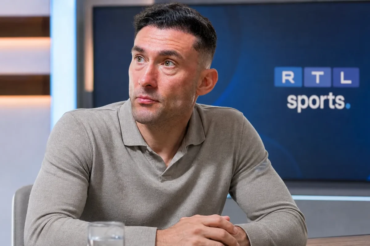 Silvio Proto tijdens een analyse in een RTL Sports-studio