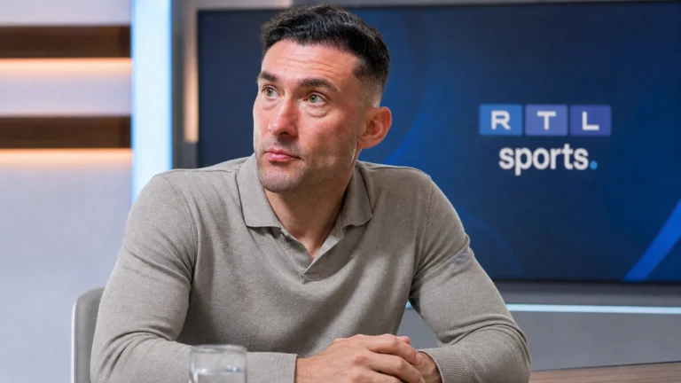 Silvio Proto tijdens een analyse in een RTL Sports-studio
