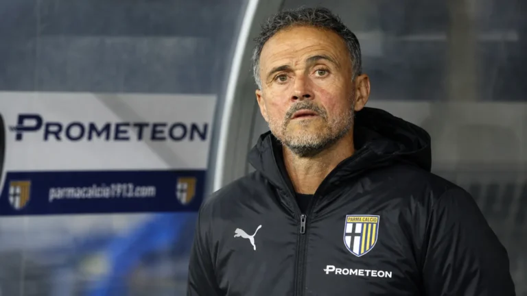 Doelmancontext in het stadion van Parma met een niet-identificeerbare speler bij de zijlijn.