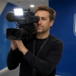 Een clubmedia-cameraman filmt een interview in de mixed zone van KRC Genk.