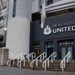 De ingang van St James' Park met een discreet Newcastle United-clubanker.