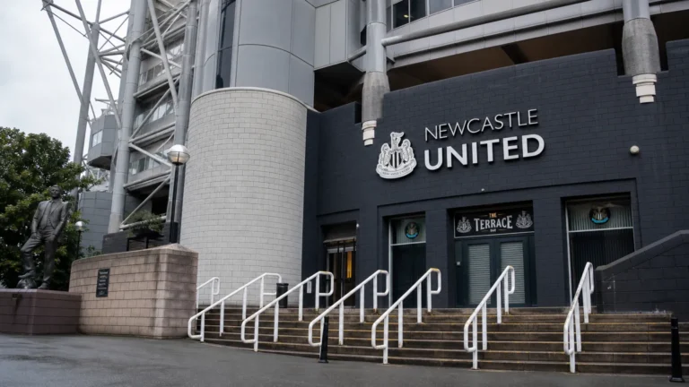 De ingang van St James' Park met een discreet Newcastle United-clubanker.