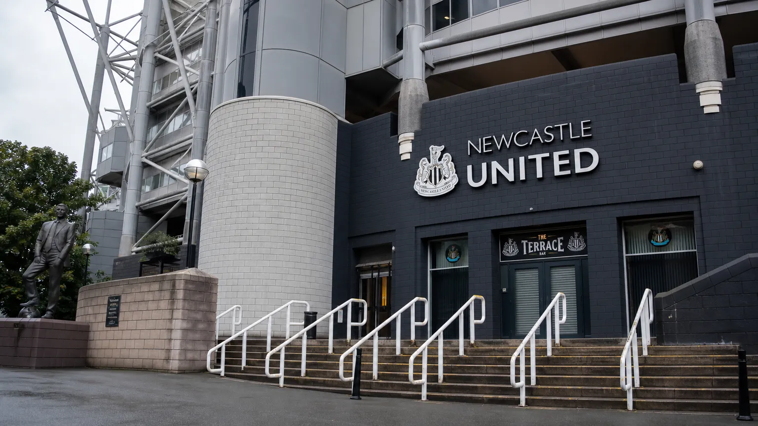 De ingang van St James' Park met een discreet Newcastle United-clubanker.