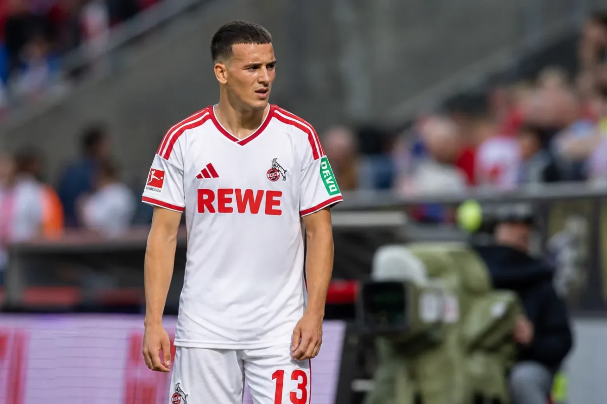 Said El Mala van 1. FC Köln tijdens een rustig moment aan de rand van het veld.