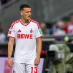 Said El Mala van 1. FC Köln tijdens een rustig moment aan de rand van het veld.