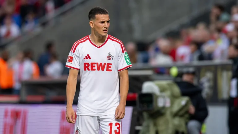 Said El Mala van 1. FC Köln tijdens een rustig moment aan de rand van het veld.