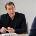 Rudi Garcia spreekt tijdens een rustig interview in een neutrale binnenruimte.