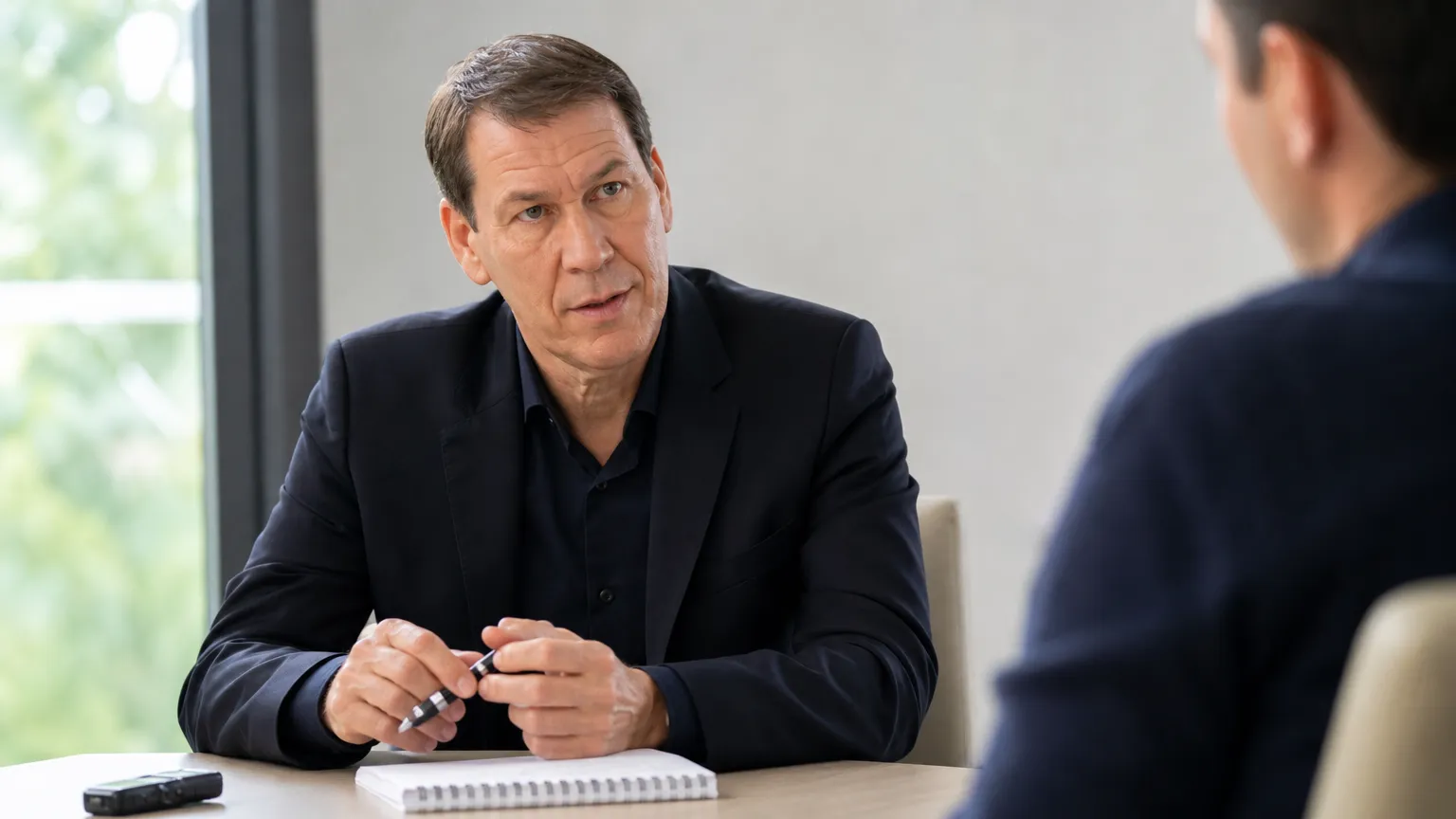 Rudi Garcia spreekt tijdens een rustig interview in een neutrale binnenruimte.