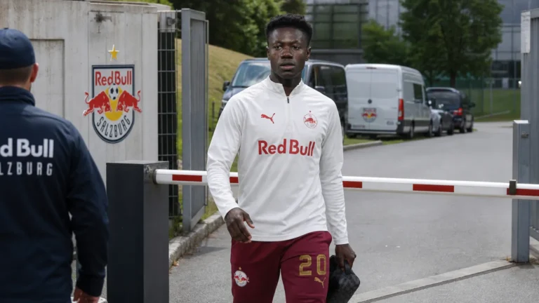 Toegang tot het trainingscomplex van Red Bull Salzburg met medewerkers op de achtergrond.