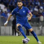 Karim Benzema in actie voor Al Hilal tijdens een wedstrijd in een Saudisch stadion.