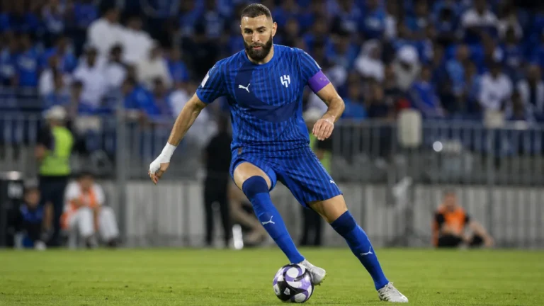 Karim Benzema in actie voor Al Hilal tijdens een wedstrijd in een Saudisch stadion.
