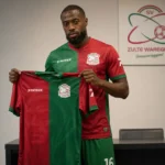 Salim Diakité poseert met het shirt van Zulte Waregem tijdens zijn officiële voorstelling.