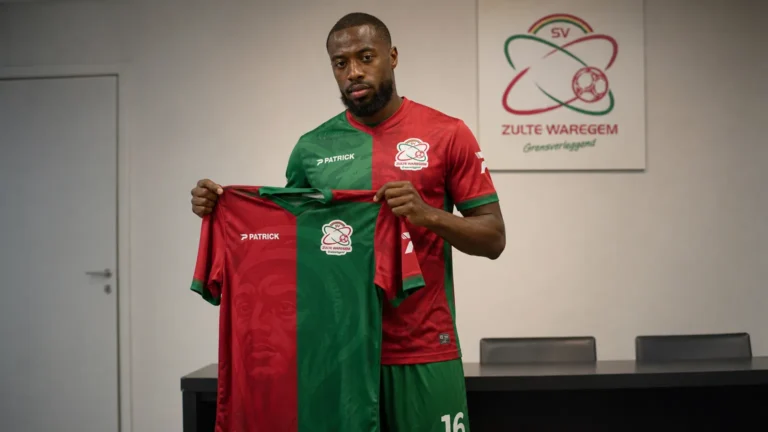 Salim Diakité poseert met het shirt van Zulte Waregem tijdens zijn officiële voorstelling.