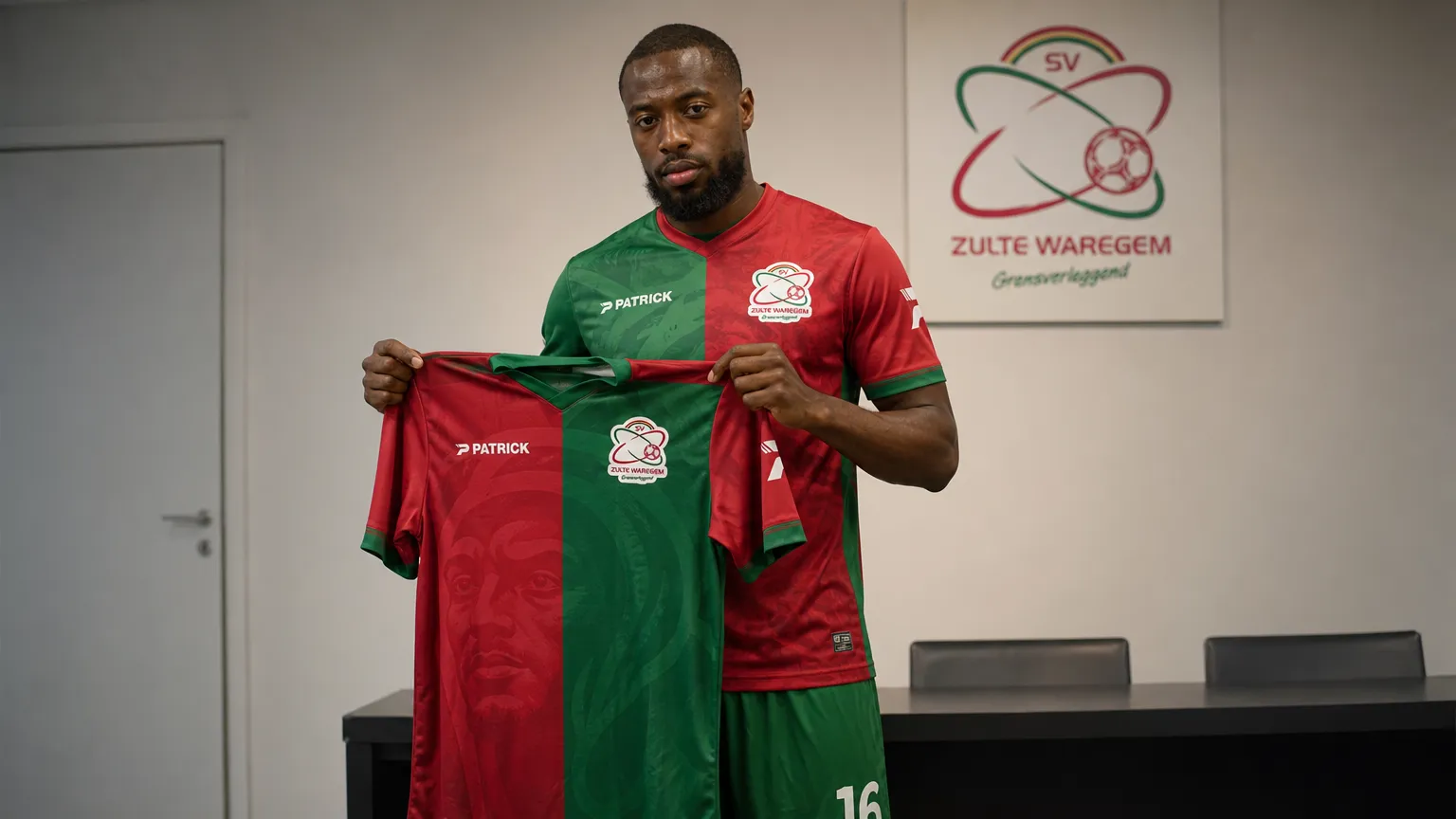 Salim Diakité poseert met het shirt van Zulte Waregem tijdens zijn officiële voorstelling.